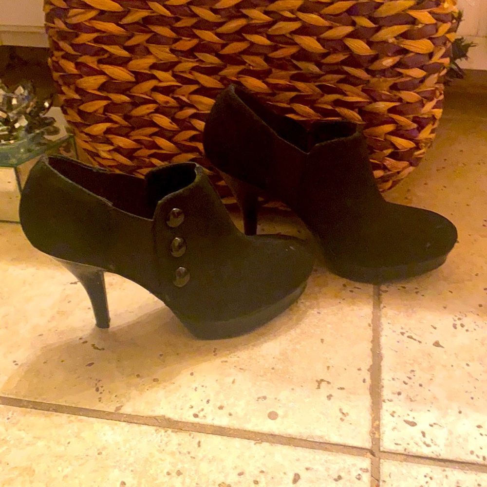 Unlisted Kenneth Cole black shoes Size 6.5